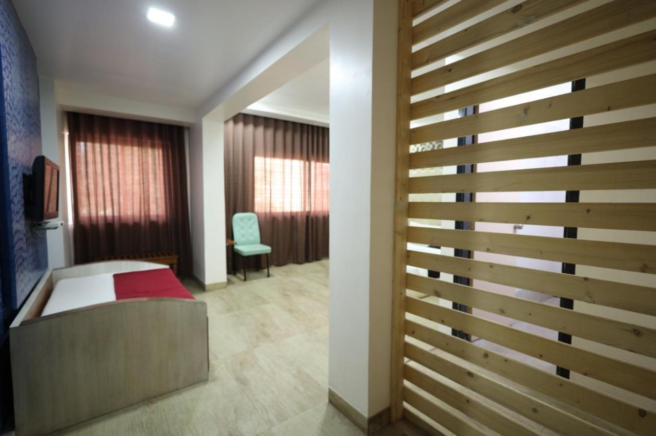 Saish Hotel Shirdi Exterior foto